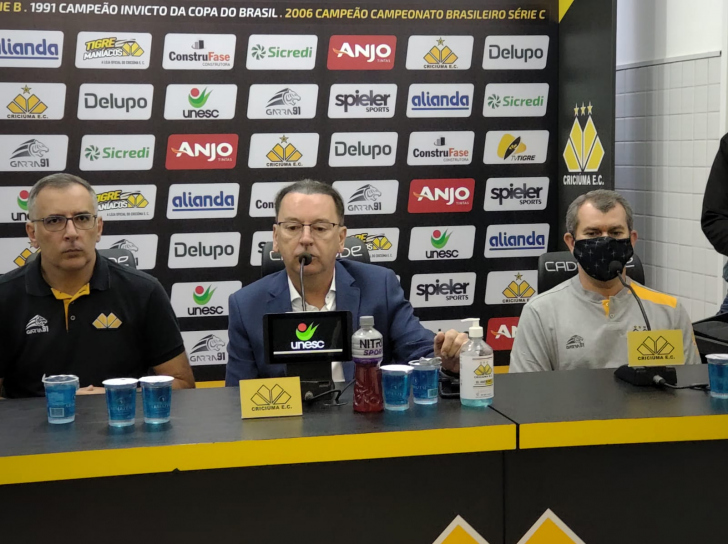 Anselmo Freitas falou antes da coletiva de Tencati (Foto: Heitor Araujo / 4oito)