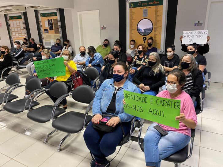 Com cartazes, servidores foram ao Legislativo durante sessão da noite desta segunda-feira. Foto: Divulgação