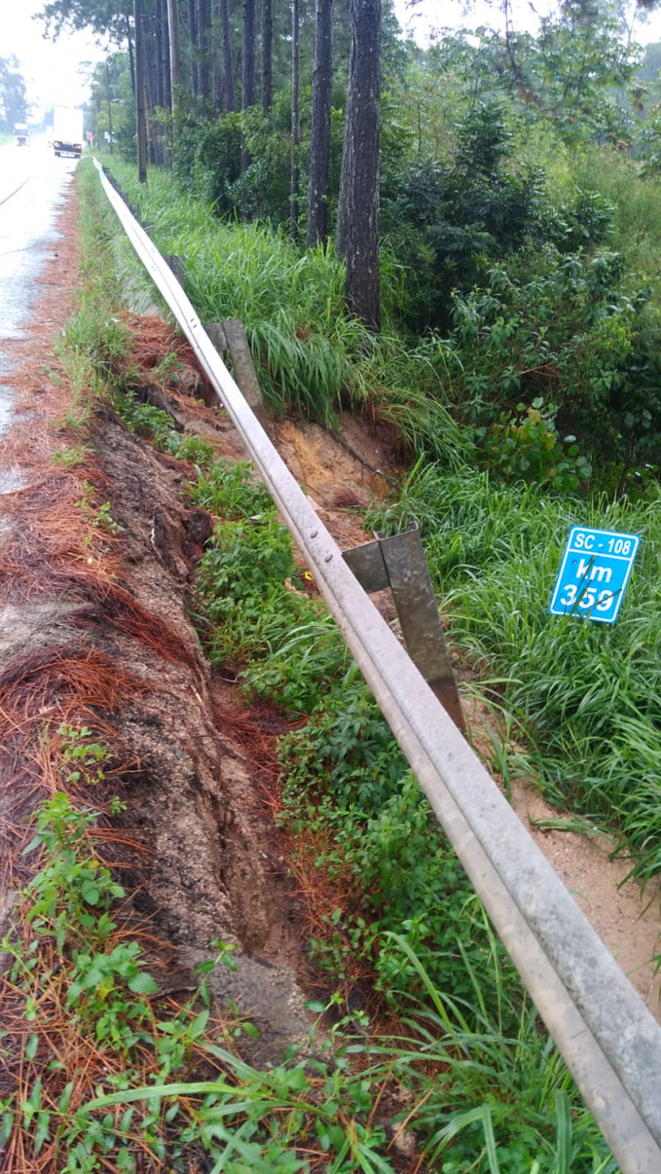 Queda da lateral da pista da rodovia SC-108, em Cocal do Sul/Foto: Divulgação