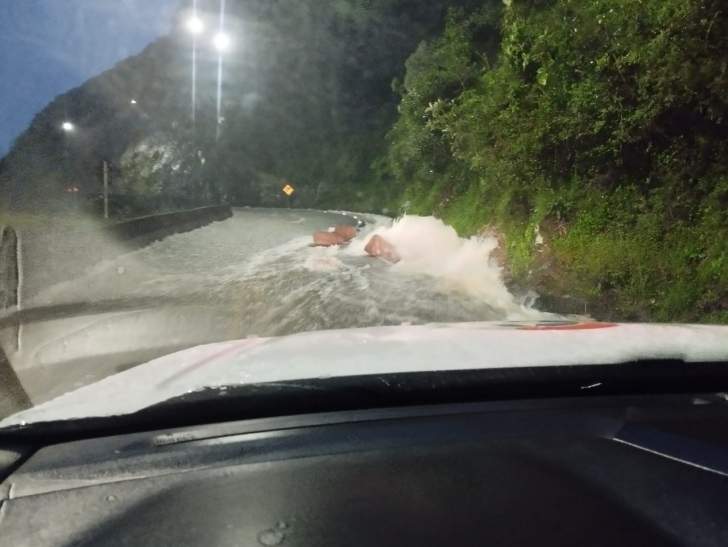 Queda de barreira sobre a pista na rodovia SC-114 | Foto: Divulgação/PMRv