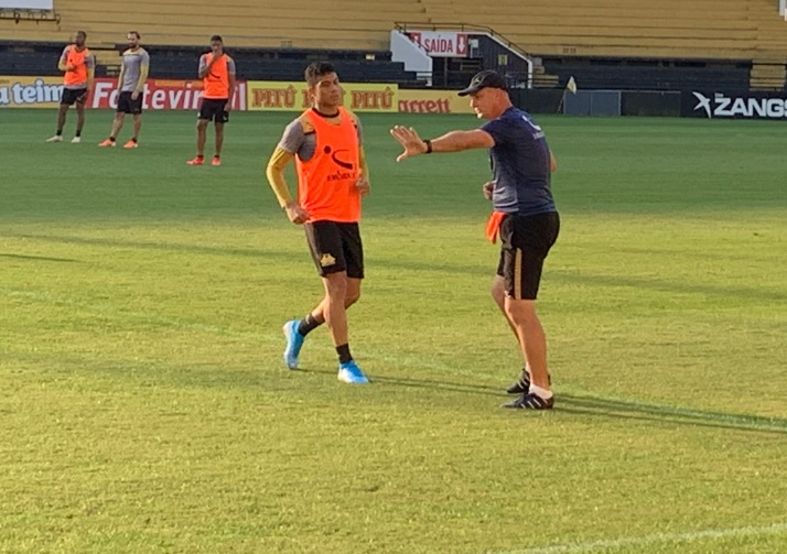 Técnico Wilsão com Julimar no treino de sexta / Foto: Jota Éder / Timaço / Rádio Som Maior