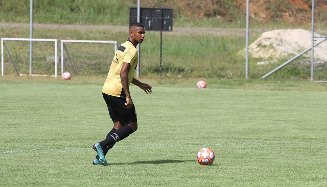 Zagueiro Derlan enche a bola de Gilson Kleina / Foto: Daniel Búrigo / 4oito / Arquivo