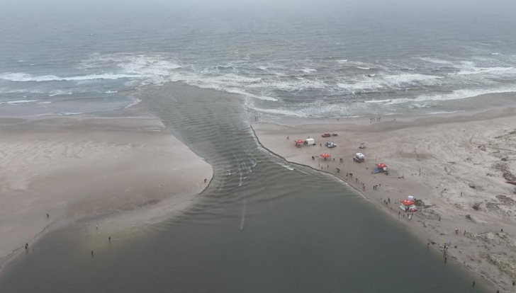 Quiosque é arrastado pela água na Barra de Ibiraquera, em Imbituba. Foto: Prefeitura de Imbituba