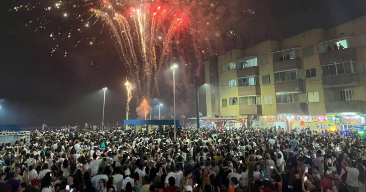 Fogos iluminam o céu na virada do ano em Balneário Arroio do Silva | Foto: Rafael França/Divulgação/4oito