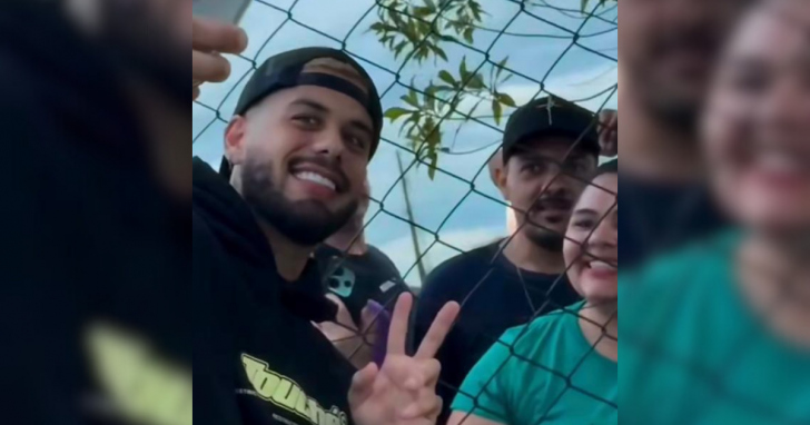 Cantor parou para fotos e autógrafos com fãs | Foto: Redes sociais/Jornal Imigrantes