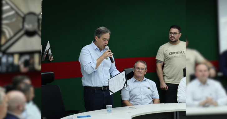 Assinatura realizada nesta terça-feira (13), no Paço Municipal, oficializa a etapa final da pavimentação do Porto Seco | Foto: Lucas Mackowieski/4oito