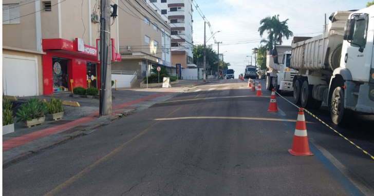 Interdição em meia pista impacta fluxo no Centro de Criciúma | Foto: Edno Dutra