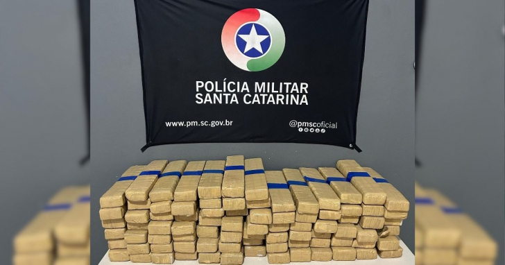 Caixas com mais de 70 kg de maconha foram encontradas dentro do veículo abordado | Foto: Divulgação/PM