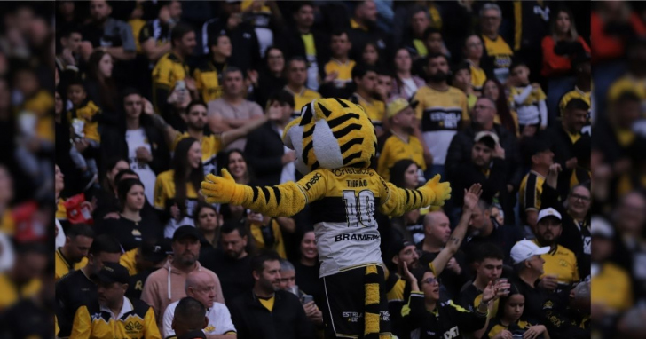 Heriberto Hülse recebe confronto derradeiro da fase de grupos neste domingo (25) - Foto: Celso da Luz/Criciúma