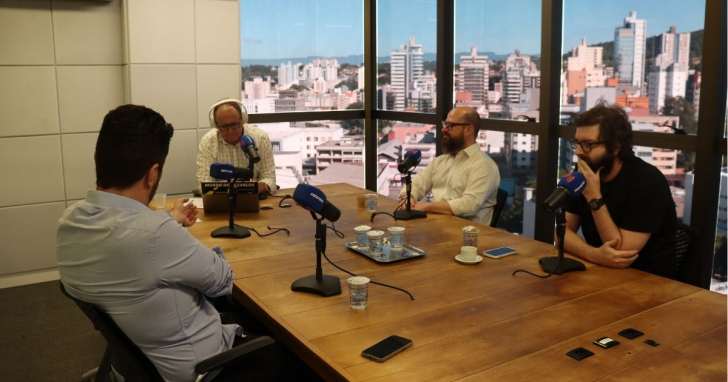 Mesa Redonda debate os principais movimentos da política nos estúdios da Som Maior | Foto: Arquivo/4oito