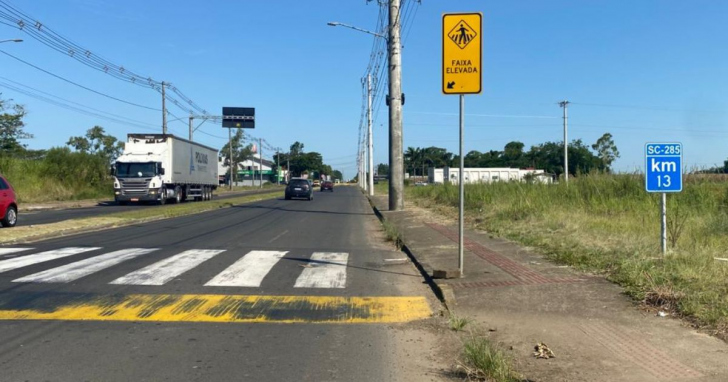 Trecho urbano da BR-285 em Turvo concentra travessia de pedestres e tráfego de caminhões | Foto: Thiago Hockmüller/4oito