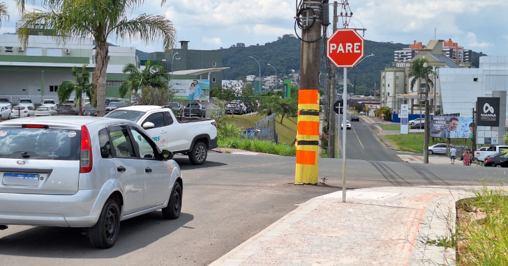 Poste “no meio da rua” na Avenida Estevão Emílio de Souza, em Criciúma, tem confundido quem trafego no local | Foto: Luiza Salvador/Portal 4oito
