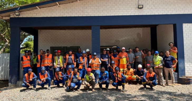 Colaboradores receberam picolés nos canteiros de obras como parte da comemoração pelos 46 anos da Castanhel Engenharia I Foto: Divulgação