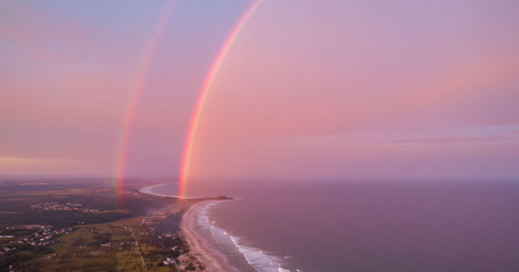 Arco-íris completo foi avistado dos Molhes da Praia da Barra até a Praia do Sol em Laguna. | Imagem: Bruno Escobar/Whisk/Portal 4oito