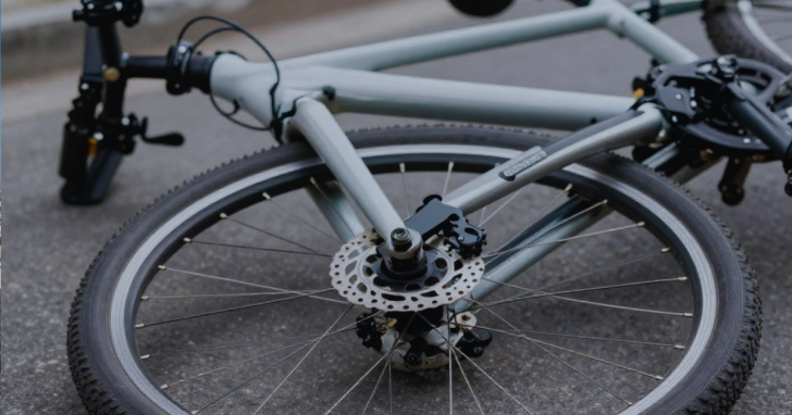 Ciclista de 19 anos fica ferido após atropelamento em Criciúma | Foto: Imagem gerado com auxílio de IA/4oito