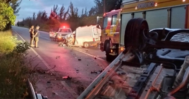 Veículos ficaram destruídos após colisão frontal em Laguna | Foto: Agora Laguna/Colaboração/4oito