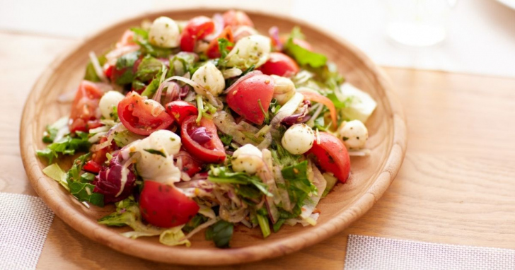 Como preparar uma salada saudável e saborosa em poucos minutos | Foto: Canva