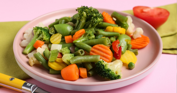 Prato colorido com vegetais vira estratégia preventiva I Foto: Canva