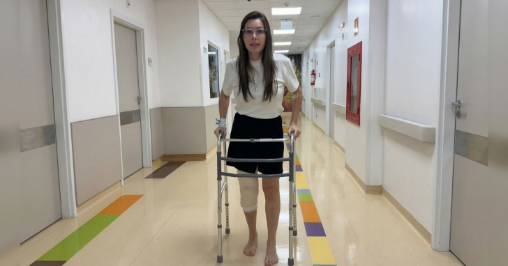 Carol de Toni fraturou o joelho ao fugir de um cão | Foto: Reprodução/Instagram/@caroldetoni