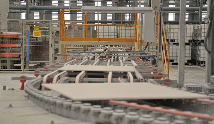 O setor cerâmico enfrenta desafios que impactam toda a cadeia produtiva I Foto: imagem reproduzida com auxílio de IA/4oito