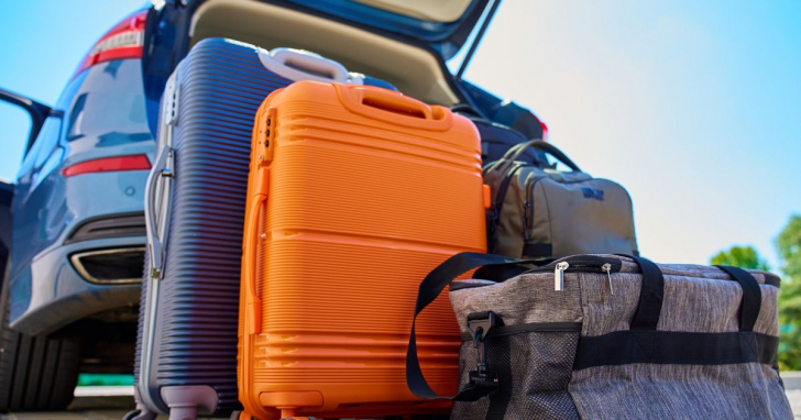 Carro próprio segue como principal meio de acesso ao litoral de SC I Foto: Canva/4oito