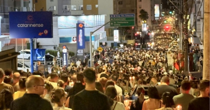 Procissão reuniu fiéis em silêncio e recolhimento I Foto Divulgação4oito