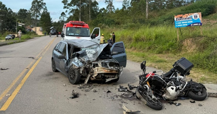 Moto e carro se chocam e mulher morre na rodovia I Foto Divulgação4oito