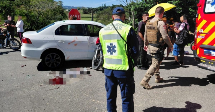 Colisão violenta entre moto e carro mobiliza resgate urgente I Foto: Divulgação/4oito