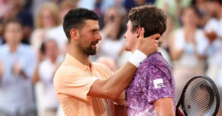 João Fonseca conquistou a maior vitória da carreira ao eliminar Novak Djokovic em Roland Garros | Foto: Clément Mahoudeau/FFT/4oito