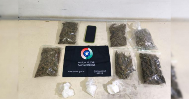 Ação de fiscalização de trânsito resulta em apreensão de drogas e encaminhamento à delegacia