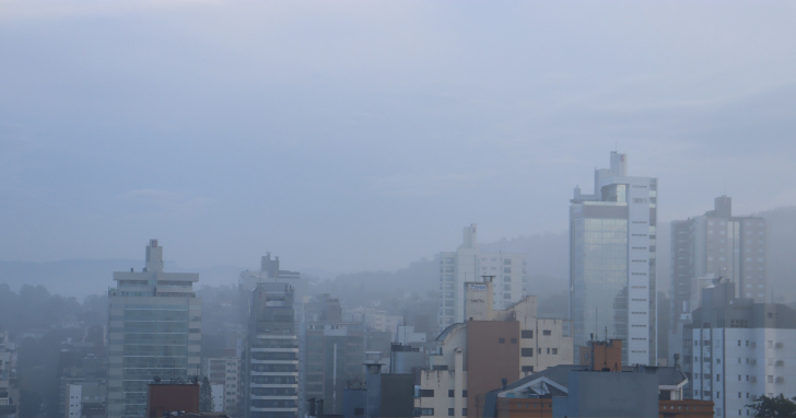 Nebulosidade e alta umidade fez com que as temperaturas praticamente as mesmas da Serra | Foto: Davi Brabos/4oito