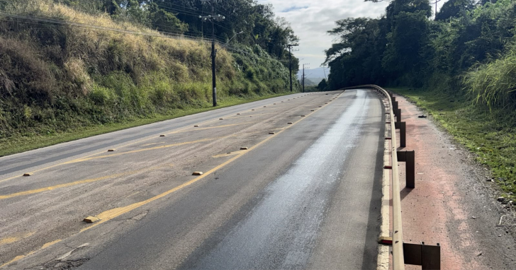 Vazamento de óleo deixa um trecho de aproximadamente dois quilômetros da Rodovia Luiz Rosso, em Criciúma I Foto: Divulgação/4oito