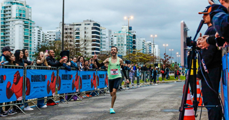 Projeto liderado por Pedro Lage busca traduzir a ciência do atletismo para corredores amadores de forma simples e acessível I Foto: Divulgação/4oito