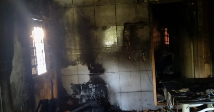 Chamas estavam concentradas no pavimento inferior do imóvel, onde funcionavam a sala e a cozinha I Foto: Divulgação/4oito