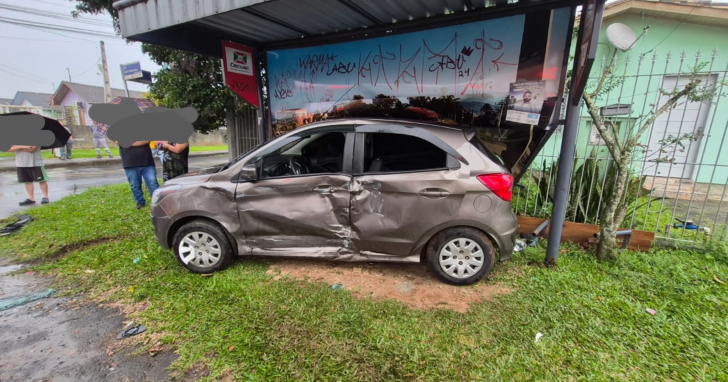 Mulher de 67 anos ficou ferida após uma colisão entre dois carros na tarde desta quarta-feira (5) I Foto: Divulgação/4oito