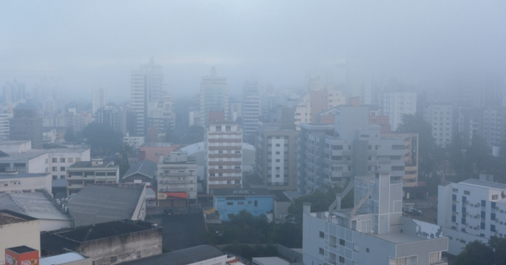 Apesar do amanhecer encoberto, o sol deve predominar durante a tarde, com máxima próxima dos 28°C | Foto: José Demathé/4oito