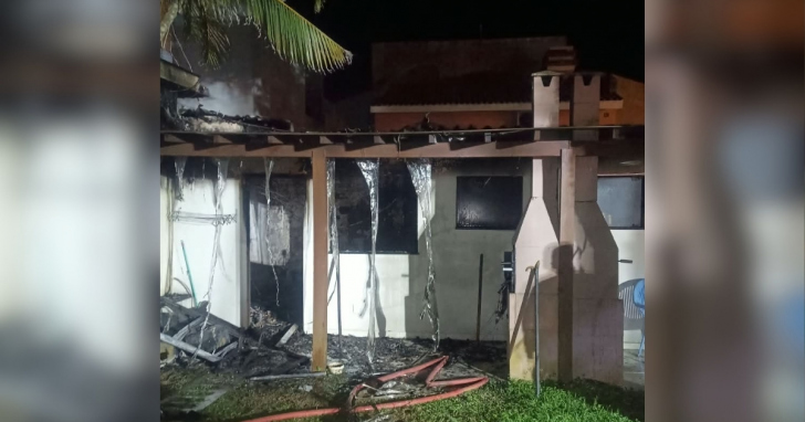 Quarto da pousada foi tomado pelas chamas durante a madrugada deste sábado (22) | Foto: Divulgação/Corpo de Bombeiros