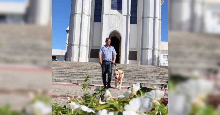Alexandre e Dakar caminhando na igreja de Cocal do Sul. Foto: Maryele Cardoso.