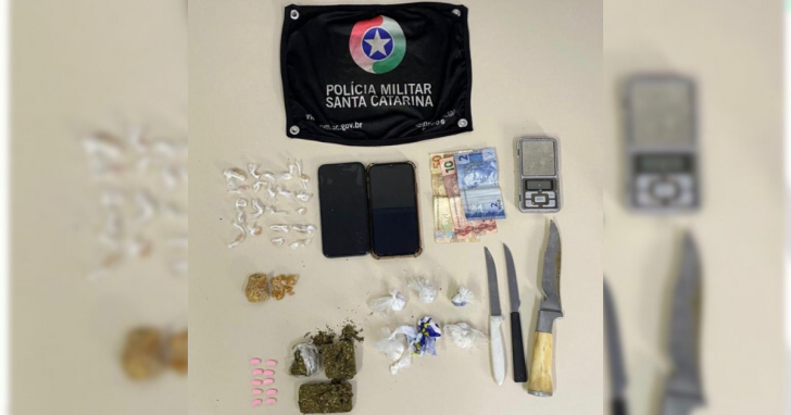 Ação policial apreende drogas, uma balança de precisão, facas e dinheiro. Foto: Divulgação