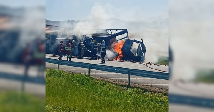 Carreta pega fogo na BR-101 e trânsito é desviado pela via marginal | Foto: Divulgação/4Oito