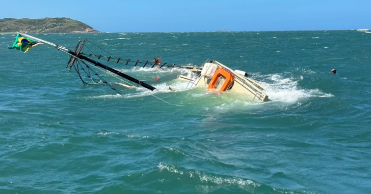 Escuna que afundou em segundos em Laguna seria usada para impulsionar o turismo/Foto:CBMSC