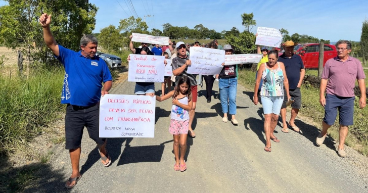 Famílias do Capão Bonito participam de protesto contra a Central do Recomeço em Criciúma | Thiago Hockmüller/4oito