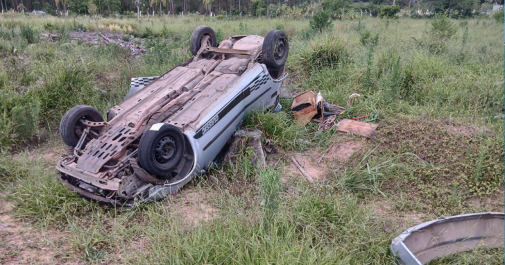 Mulher e bebê são socorridos após capotamento em Araranguá/ Foto: CBMSC