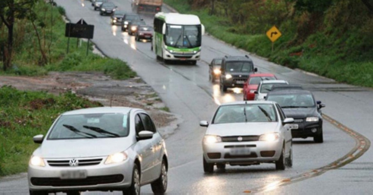 Obrigatoriedade da regra do farol varia conforme o tipo de rodovia e as condições de visibilidade | Foto: Divulgação