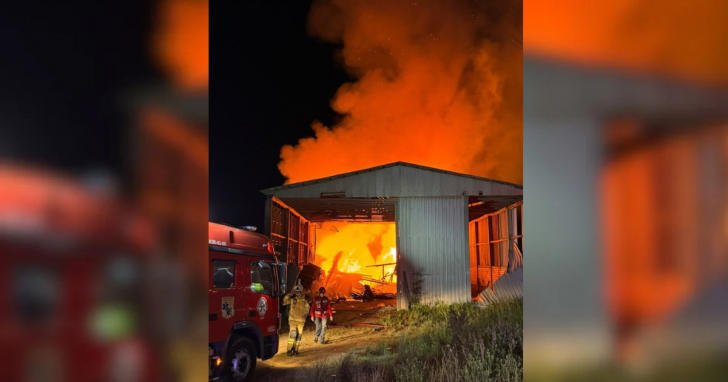 Incêndio atingiu grande parte da estrutura de uma cerâmica desativada no bairro Morro Grande, em Sangão | Foto: Divulgação/Corpo de Bombeiros
