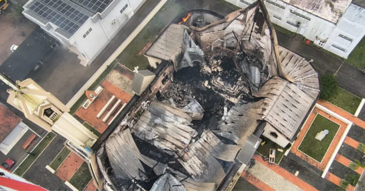 Igreja da paróquia São José, em Treze de Maio, ficou totalmente destruída após incêndio | Foto: CBMSC/4oito