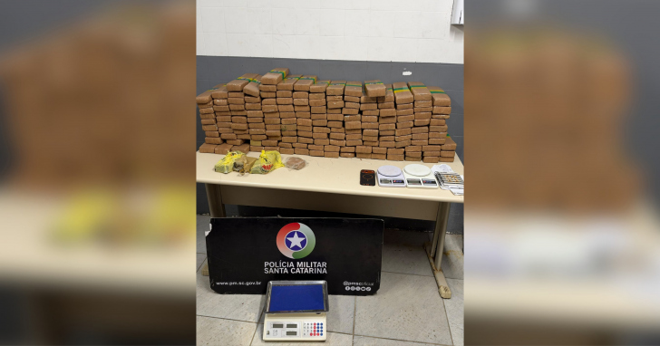 Policiais avistaram um homem que, ao perceber a presença da viatura, tentou fugir para o interior do imóvel | Foto: Divulgação/PMSC