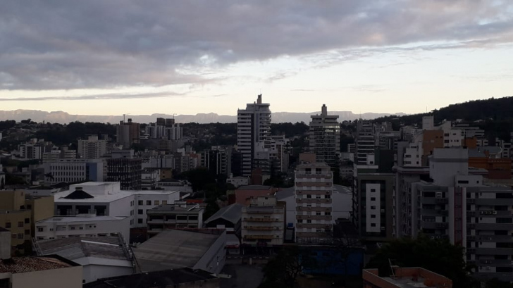 O amanhecer desta quarta em Criciúma / Foto: Denis Luciano / 4oito