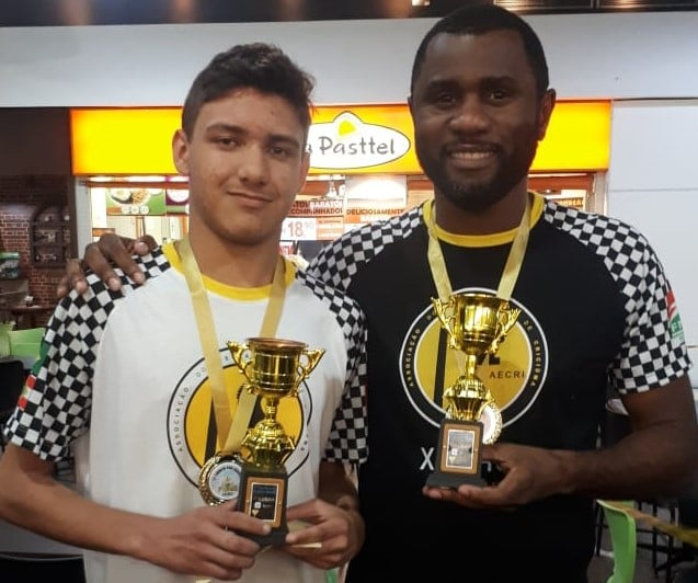 Evandro Bitencourt (direita) segurando troféu conquistado no Rio Grande do Sul (Foto: Divulgação)