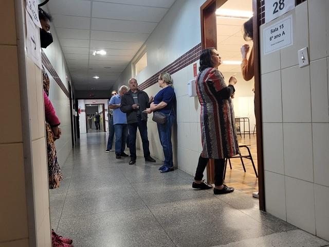 Eleitores votam no Colégio São Bento | Foto: Marcello Vieira/4oito /EcoCria